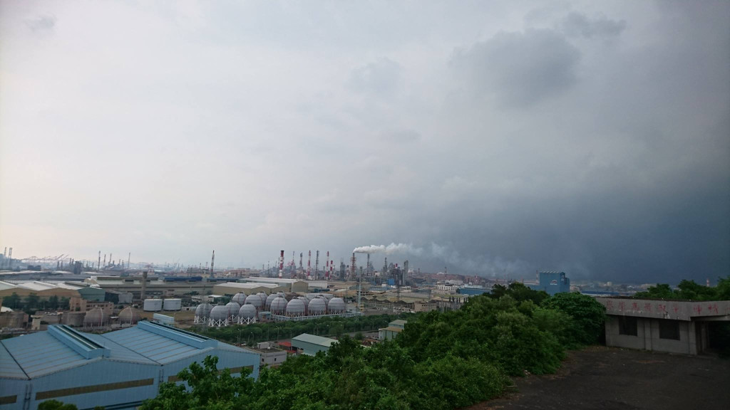 高雄小港的中油大林廠擴建計畫通過環評，環團憂心此案將成台塑六輕的翻版，認為環保署應該退件，讓高雄空污情況停止惡化。圖／取自台灣水資源保育聯盟臉書