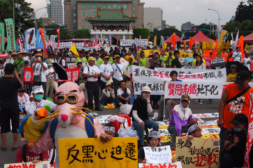 60多個公民團體25日齊聚凱道，訴求反迫遷，要求「嚴審開發案，落實聽證制度」，並提出五大訴求。圖／張家銘