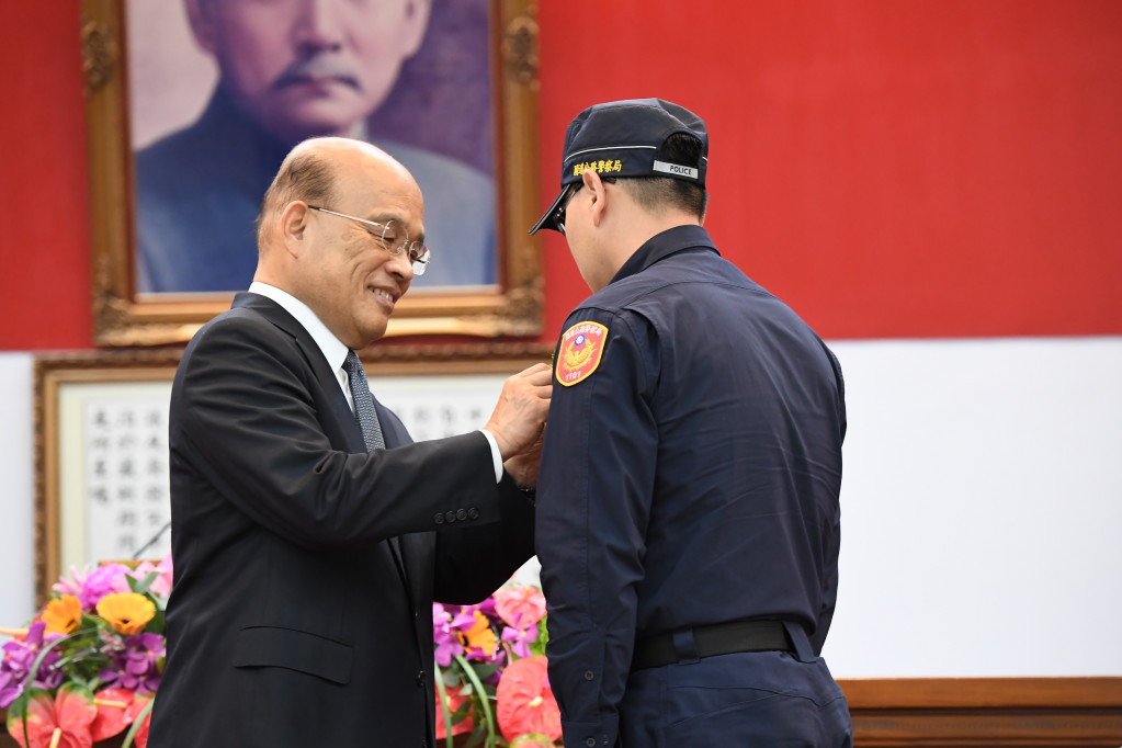 蘇貞昌今日出席警察節慶祝活動受訪時表示，高雄市長韓國瑜在行政院院會上提出來的問題，我們都具體給他答覆，「他非常高興，最後還站起來拍手謝謝我。」圖／行政院