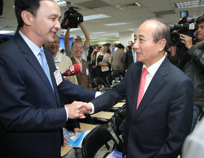 國民黨舉行中央委員會會議，國民黨主席朱立倫（前左）和立法院長王金平（前右）握手致意。（中央社）20151121