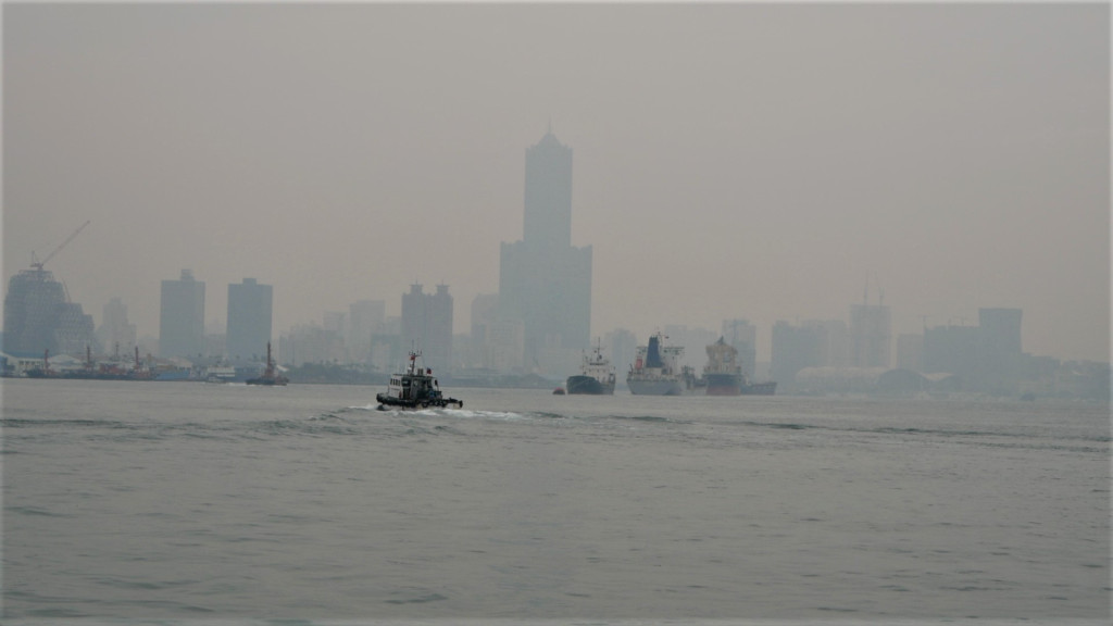 高雄深受空污所苦，經常一片霧茫茫，雖然環保署積極協調台電進行降載，還是未見明顯成效。圖／陳俊廷（資料照）