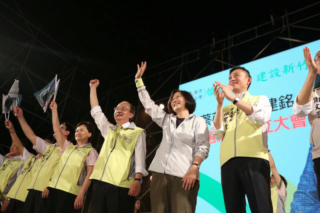 柯建銘新竹首場造勢一萬五千人到場支持，蔡英文誓言民進黨要拿出所有力量護送他回立法院。（民進黨提供）