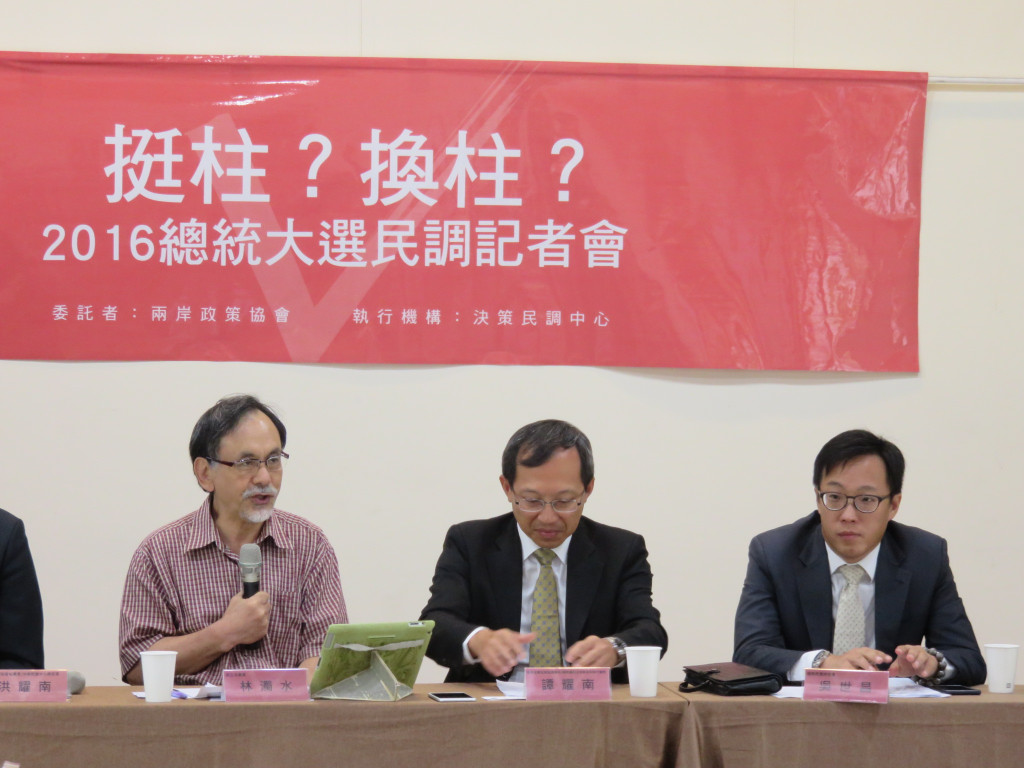 兩岸政策協會今天公布2016大選民調，民進黨總統參選人蔡英文一枝獨秀，以44.1%的支持度超過洪宋總合。（記者林冠妙攝20150826）