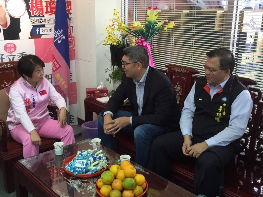 國民黨中央委員、前台北市長候選人連勝文今(7)日到台中探視國民黨立委候選人楊瓊瓔、顏寬恆、江啟臣,連系中常委李德維也陪同。連勝文肯定三位立委問政與選民服務,他說,「看到這些委員在烈日下行走,在風雨中前進,堅守崗位,為民服務的身影,真的非常感動」。(翻攝連勝文臉書)