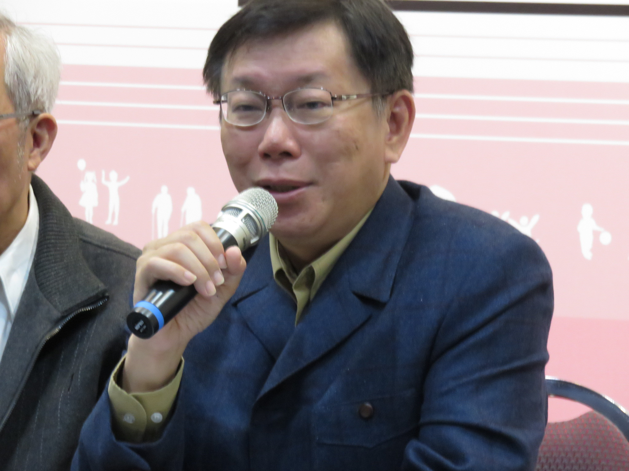 連陣營指柯收紅酒不對，柯反擊，不要脫離人情事故。（朱蒲青攝）