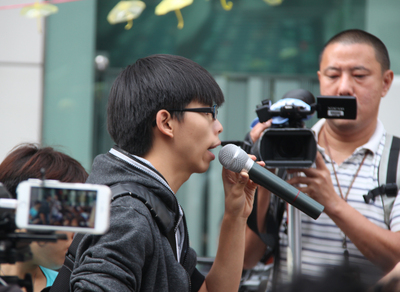 香港警方26日在「占中」運動占據地旺角強力清場，在場的學民思潮召集人黃之鋒被捕。(中央社資料照)