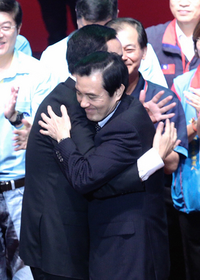 國民黨通過徵召黨主席朱立倫（前左）參選總統時，總統馬英九（前右）擁抱朱立倫。（資料畫面：中央社）