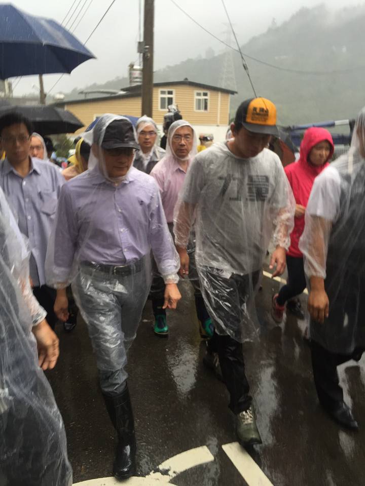 林全今天下午視察連日豪雨遭地基淘空住宅，時代力量立委陪同前往。圖／摘自臉書
