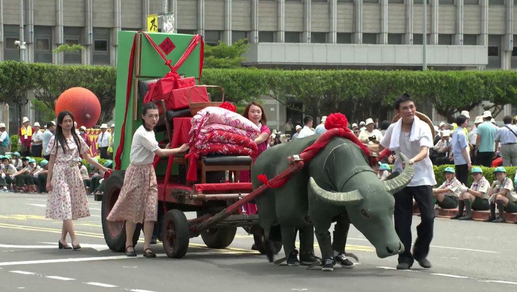 蔡英文總統就職典禮，紙風車劇團「台灣民主進行曲」的表演片段。由於某些社運人士對表演內容有意見，部分橋段被迫刪除。（擷取自直播畫面）
