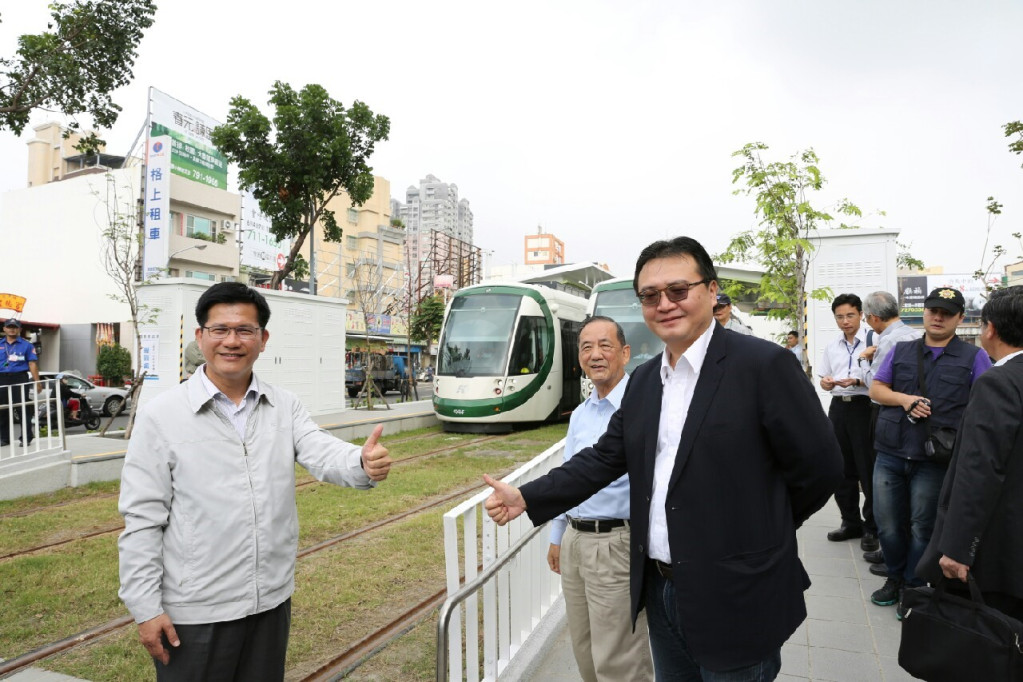 台中市長林佳龍去年赴高雄市政參訪試乘輕軌，推動台中雙港輕軌計畫。圖／台中市新聞局（資料照）