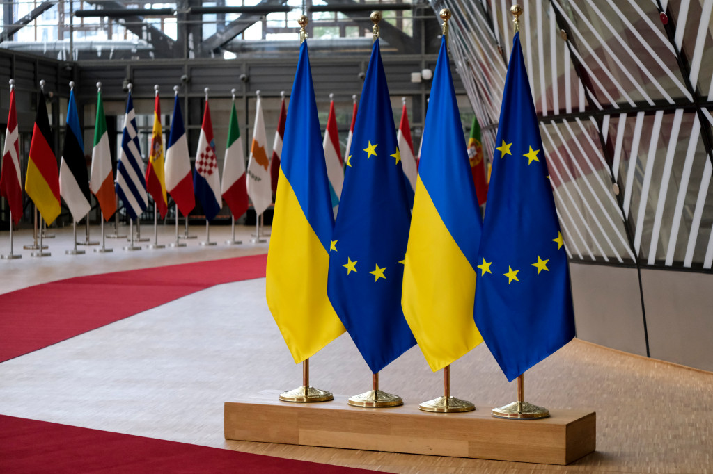 烏克蘭完成入歐問卷，圖為2020 年10月6日，歐盟-烏克蘭峰會期間歐盟理事會大樓內的歐盟和烏克蘭國旗。/取自Shutterstock 