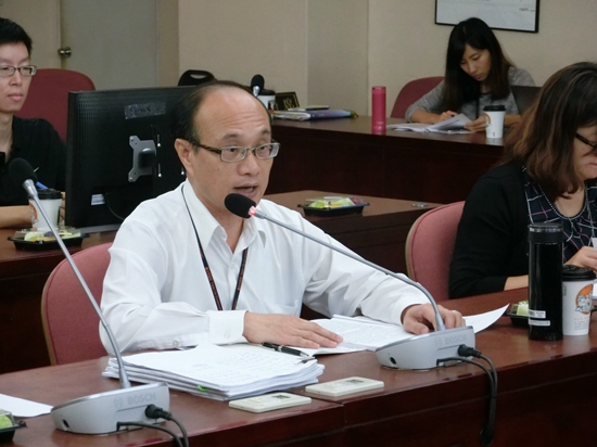 台北市教育局代理局長曾燦金到市議會教育委員會進行蕭曉玲案專案報告，針對議員砲轟部分一一回應。圖／李書璇