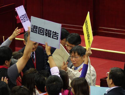 台北市長柯文哲今天首度赴北市議會施政報告，中國國民黨議員要求退回報告，柯文哲一一接下被退回的報告(中央社20150414)