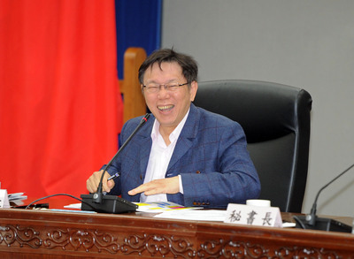 台北市長柯文哲日前接受國際媒體專訪拋出「兩國一制」跟「殖民統治」引發一陣譁然。面對媒體詢問此事，柯文哲今天解釋是翻譯問題，以後講話會更精確。(中央社資料照)