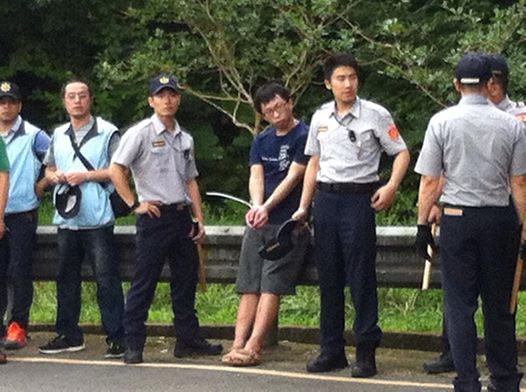 黑島青26日埋伏新烏路企圖攔阻張志軍座車，魏揚等人遭警方上束帶逮捕 (圖／取自黑色島國青年陣線臉書專頁）