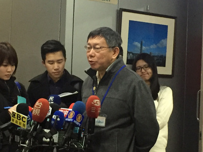 交通警察重回路口站崗，台北市長柯文哲3日受訪時說明，這就跟當醫師一樣，心跳停止時要打強心劑，先把心跳恢復再講，「要是整個台北市馬路變成停車場，那後面都不用講了」。（中央社）