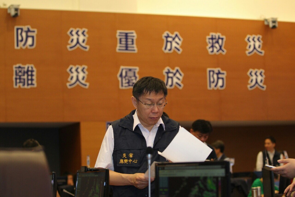 昌鴻颱風來襲，台北市長柯文哲今天坐鎮北市災害應變中心，提醒台北市民，北市最大風雨是在中午過後，不要以為早上沒事就跑出去玩，「今天就在家休息」。（圖北市府提供20150710）