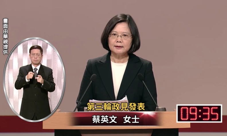 蔡英文今天（30日）在第二場電視政見會第三輪發言時，一一回應國民黨候人朱立倫的主張，她批評富人稅只有說法沒有做法，也反擊朱立倫對美豬的說法不負責任。（擷自中選會網路直播畫面）