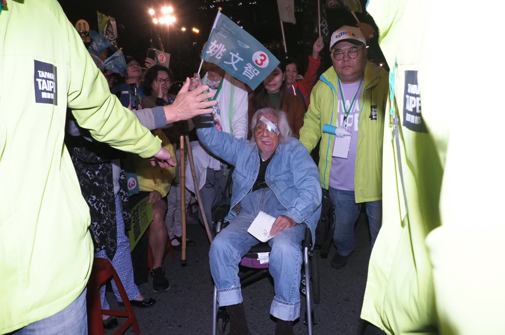 民進黨台北市長候選人姚文智今（23）晚在台北市府前舉辦選前之夜造勢，高齡101歲的台獨大老史明也到場力挺。圖／張家銘