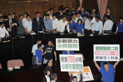 民進黨6日力拚勞基法修正案三讀，經表決後以60比40，通過勞基法第36條修正條文，「一例一休」成定局。圖／中央社