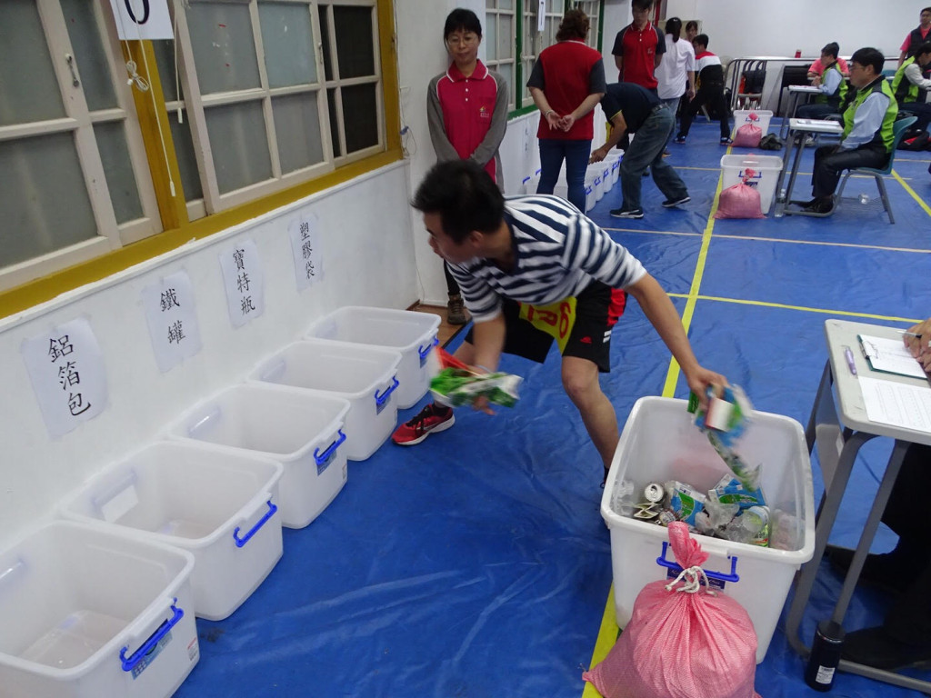 台中市環保局甄選清潔人員，為顧及性別公平性，這次特別在負重項目稍作調整，果然讓女性錄取率提高到10.2%。圖／台中市環保局