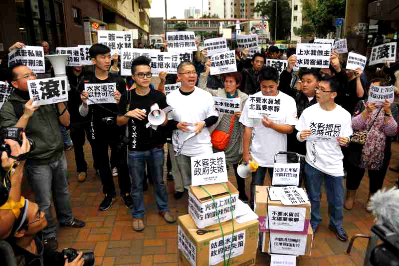 香港「光復上水」行動，約有400名網民響應，抗議上述陸客問題，高呼「取消一簽多行」、「滾回大陸」及「大陸人飲中國奶」。（網路資料翻攝）