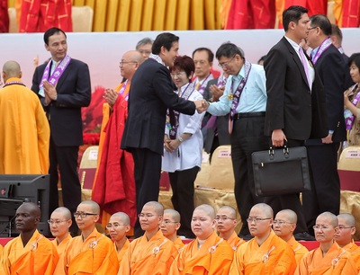 總統馬英九（前左1）10日在總統府前，出席「千僧萬眾祝佛誕，一心十願報母恩」佛誕節暨母親節慶祝大會，與台北市長柯文哲（前左2）握手致意。(中央社資料照片)