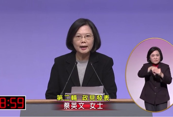 蔡英文今天（8日）在第三場政見會中，回應國民黨候選人朱立倫對她提出的批評，以「貼標籤」、「不實說法」、「造謠」、「說謊」等措詞反駁。（擷自台視畫面）