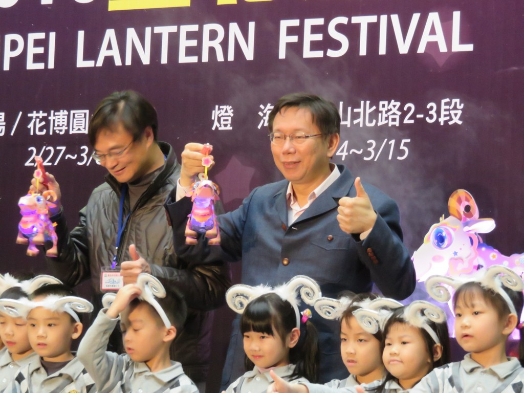 2015台北燈節將於2月27日至3月8日於花博圓山公園展開為期10天的燈節活動，台北市長柯文哲今天提著羊年小提燈「喜咩」亮相。（記者林冠妙攝20150128）