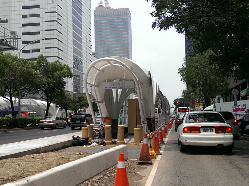 台中巿近日由市府建設局主動出擊，檢測15處道路開挖施工回填後的「平整度」，結果通通不及格。圖為台中BRT試乘期間工程未完成畫面。(本報資料照，唐詩攝影)