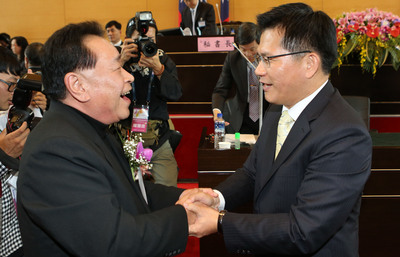 台中市議會議員25日宣誓就職，並選舉正副議長，投票結果由國民黨籍的林士昌（左）連任議長，台中新任市長林佳龍（右）到場祝賀。(中央社)