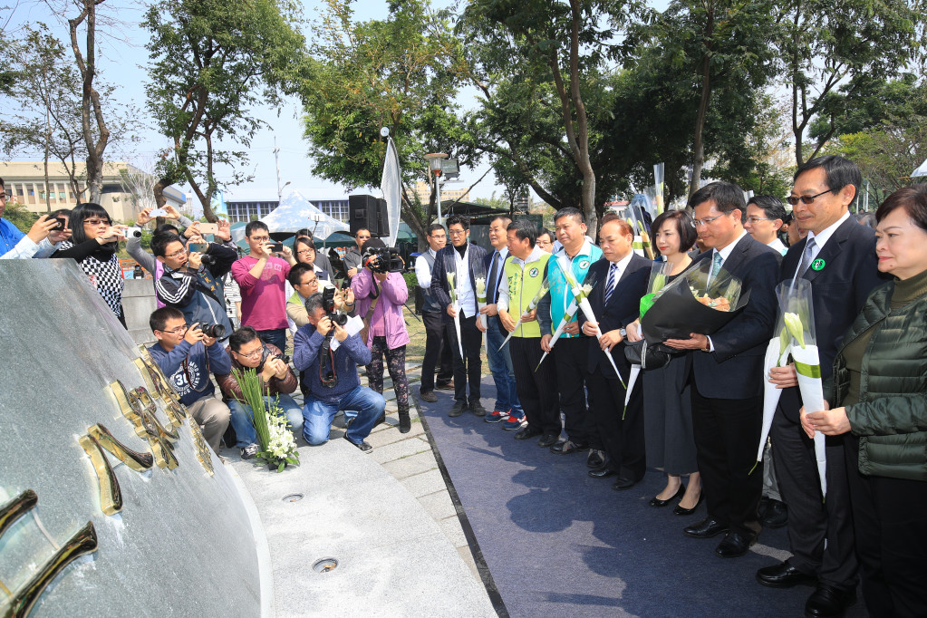 台中市228事件70週年和平追思紀念會獻花。圖/台中市新聞局