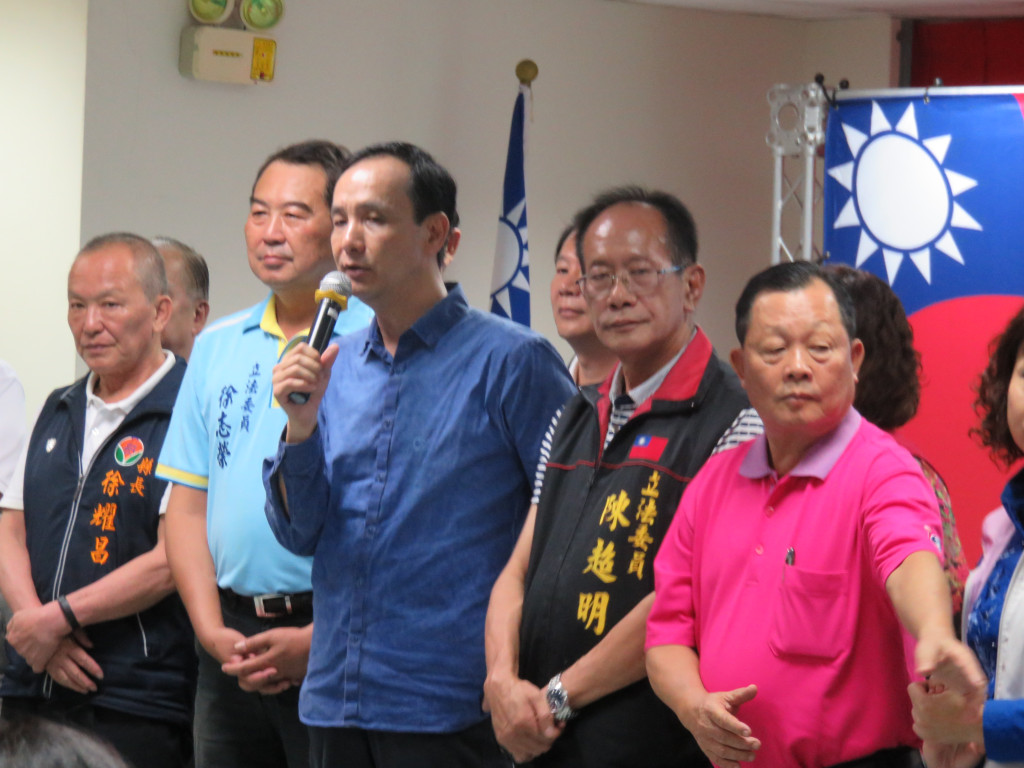 國民黨總統參選人、黨主席朱立倫今（1）日前往苗栗黨部參加基層幹部團結大會，徐耀昌、劉政鴻兩位現、前任縣長難得同台。(記者唐詩攝影)