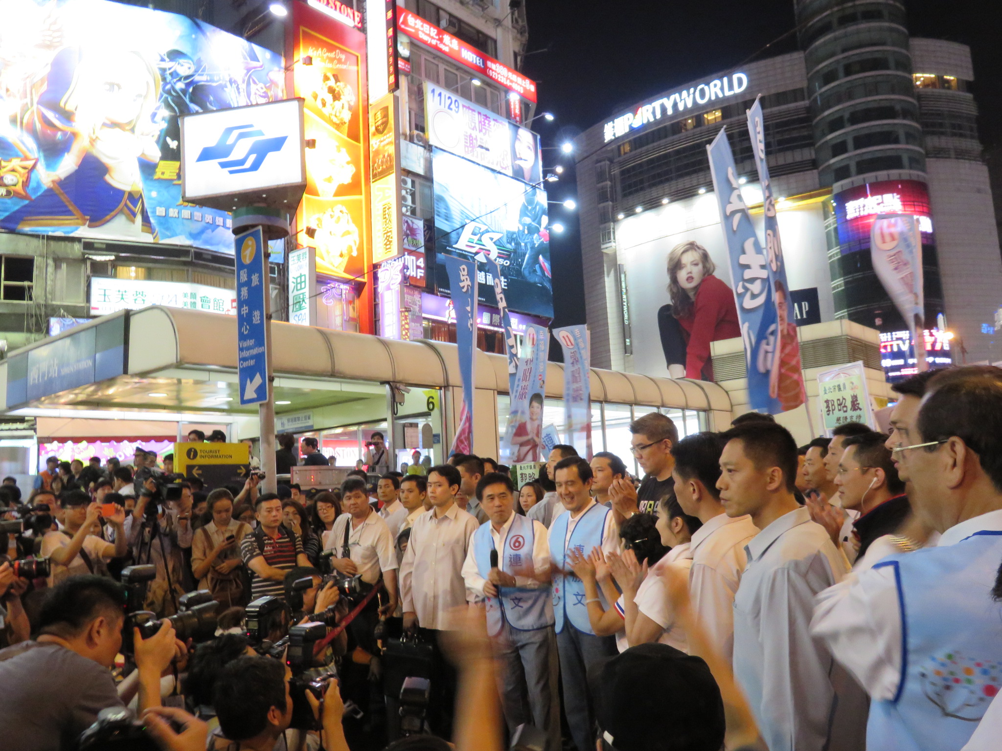 總統馬英九、台北市長郝龍斌今（29）日晚陪同國民黨台北市長候選人連勝文至西門町掃街、拜票，維安人力層層包圍，場面混亂。　（記者唐詩攝影）