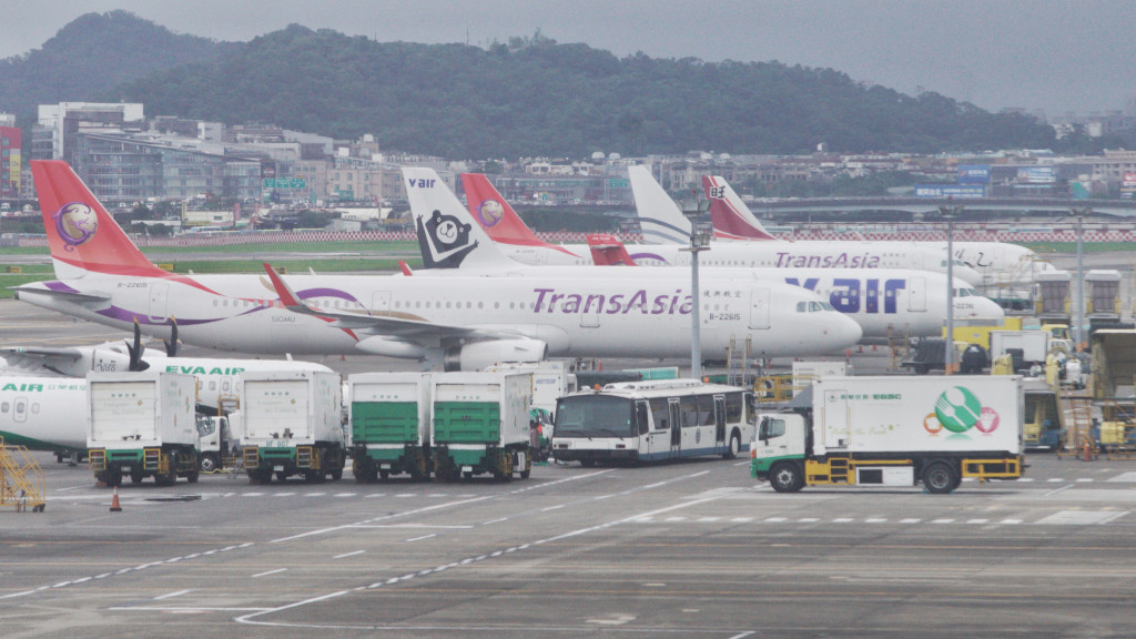 復興航空停航後交通部要求提出陳述意見,否則將在明天收回航權,而前民航局長張國政上午開了一個快閃記者會,宣布要接手興航,但興航意見書內仍朝解散計畫,等於興航解散幾成定局。。圖/張良一,民報資料照