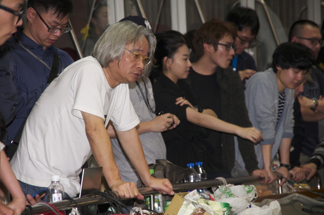 文化人馮光遠在學生占領立院議場，第一時間也趕來關切。（黃謙賢攝）