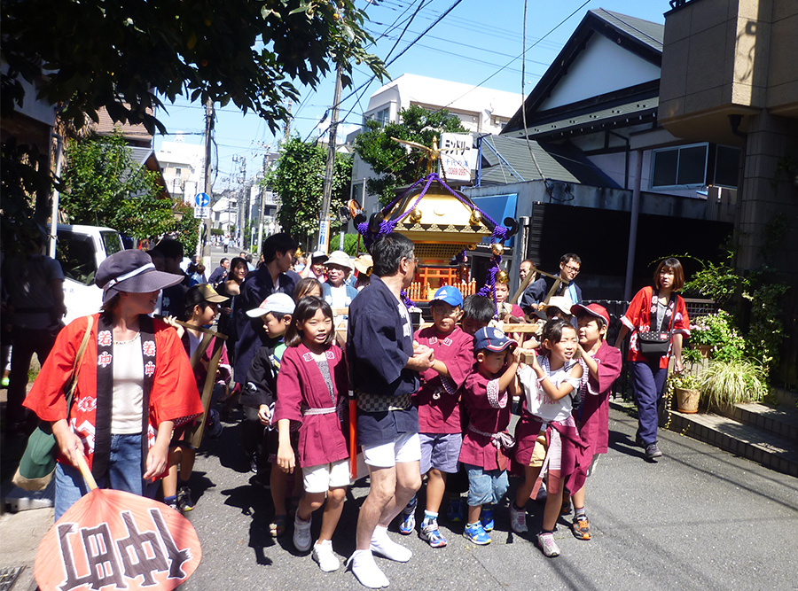 東京少子化嚴重，節慶街坊能抬神轎的孩子越來越少了。（劉黎兒攝影）