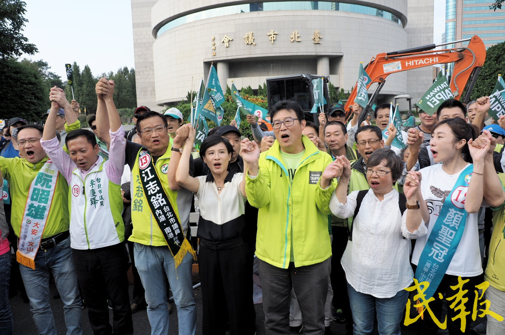 姚文智選前超級星期天舉辦「萬人手牽手，手護國家首都」，車隊遊行前與文化部長鄭麗君、前北市府秘書長蘇麗瓊還有眾多同黨台北市議員一同合影。圖／張家銘。