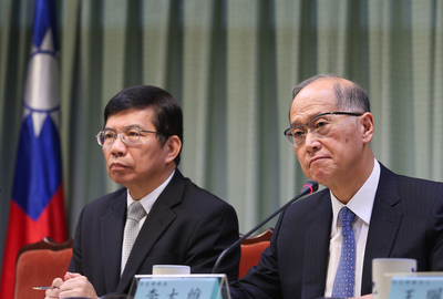 外交部長李大維（右）及交通部次長王國材（左）今天出席記者會，對於沒收到ICAO邀請函表達遺憾。但交通部強調，民航局副局長何淑萍將如期前往，在場外和其他國家交流。(圖/中央社)