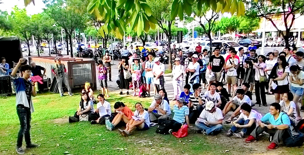 太陽花世代黃若桓上台宣講，強調教育部不教，我們自己教，獲得滿堂掌聲不斷（記者陳俊廷攝）