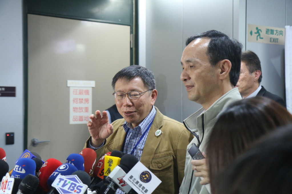 台北市長柯文哲（左）與新北市長朱立倫（右）對公辦都更有共識，呼籲中央釋出善意，釋出中央土地。（記者何豪毅攝）20160322