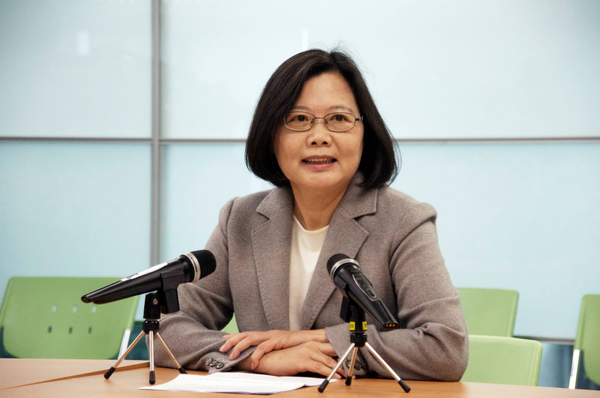 民進黨主席蔡英文挾著去年九合一選舉勝選氣勢，順利在無黨內競爭者的狀況下將可取得取得民進黨提名參選總統；若能維持高人氣，明年可望順利當選。圖為蔡英文登記黨內初選。（民報資料照片，記者黃謙賢攝）