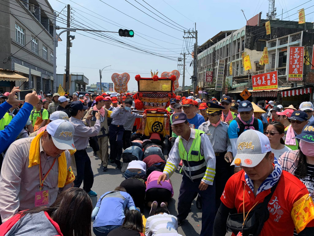 鎮瀾宮媽祖繞境確定如期，交通部長林佳龍在臉書PO文表示，媽祖庇佑國人海上、陸上的交通，可說是守護交通部的神明。但他強調凡事必先自助，而後天助，期盼「這次的不團聚，是為了團結防疫。」表達對媽祖遶境的立場。圖/擷取自鎮瀾宮臉書