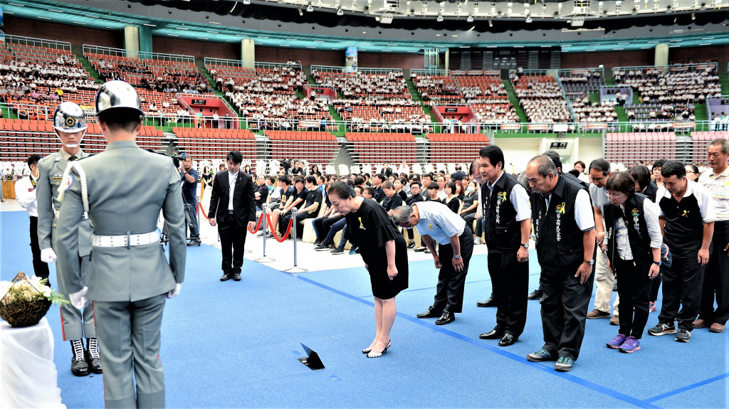 嘉義縣長張花冠也帶領嘉義縣府團隊北上參加敬鵬大火消防英雄追思會。(圖/嘉義縣府)