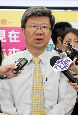 政院「內閣踹共」，15日由教育部長吳思華（見圖，中央社資料照片）上陣，將針對課綱爭議，上網與網友視訊對話。20150612