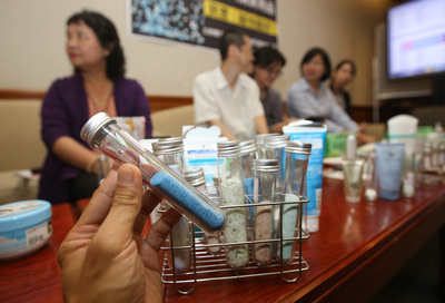 環保團體召開記者會，出示6千多人連署書，呼籲環保署儘速立法全面禁用含塑膠微粒的個人清潔用品。圖／中央社（資料照）