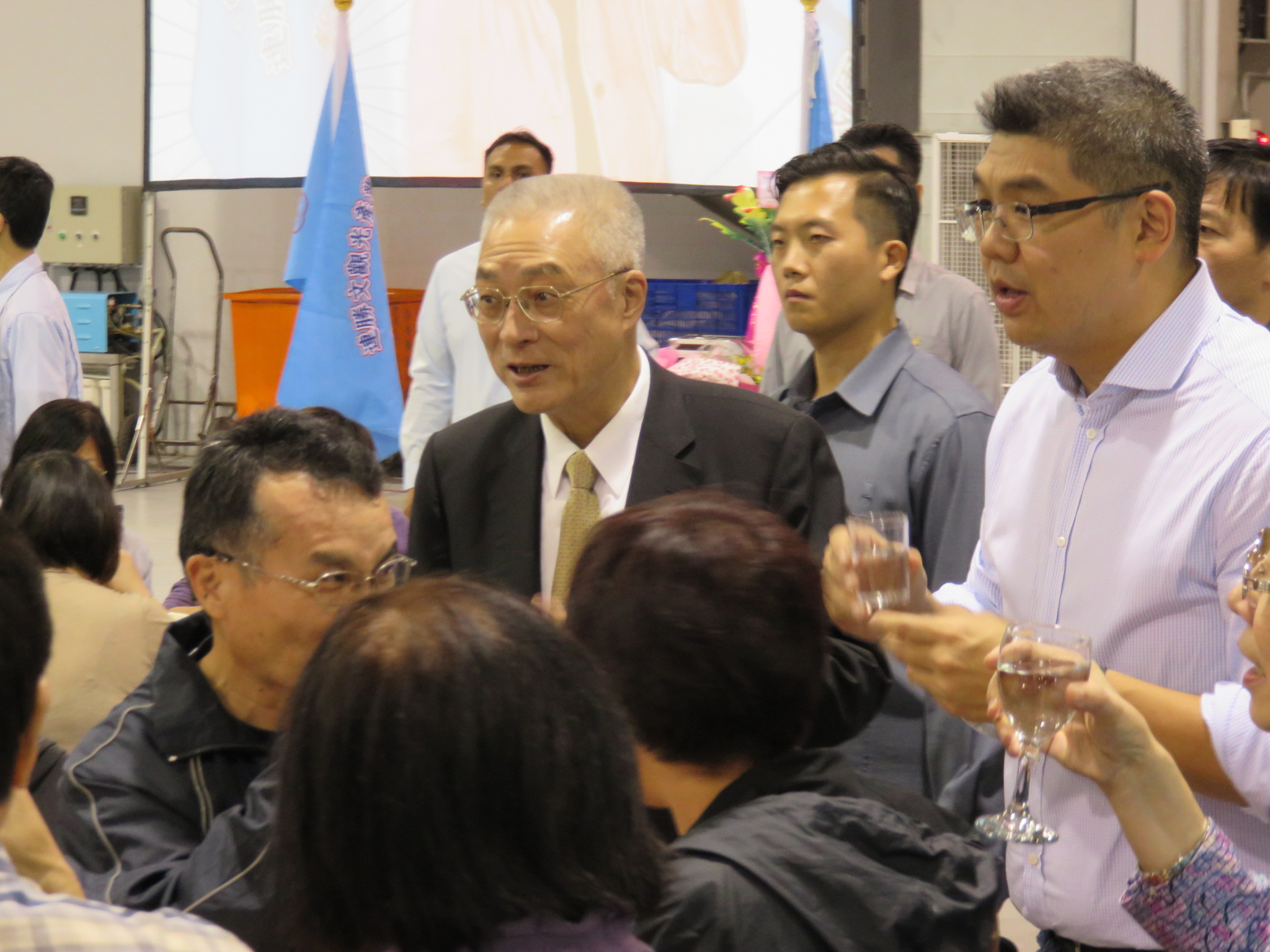 國民黨台北市長參選人連勝文今(23)日晚間出席觀光業後援會,席開一百五十桌,副總統吳敦義帶領連勝文逐桌敬酒(記者唐詩攝影)