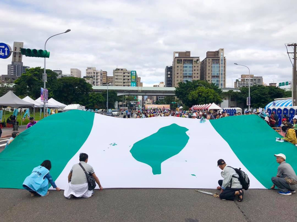 圖為2018年10月20日喜樂島「全民公投反併吞」活動台灣旗。圖／Jimmy Chen