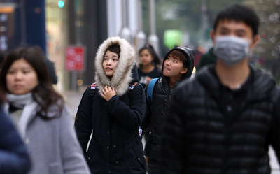 入冬第一波寒流長驅南下，氣象局持續發布低溫特報，16日晚到17日晨寒流威力最強大。許多台北民眾穿起保暖衣物防寒。(中央社)