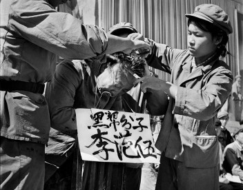 文革是中共獨裁者毛澤東親自發起並自始至終掌控在手的一場政治迫害運動,而紅衛兵其實是「黨衛軍」和「毛家軍」,橫掃一切「牛鬼蛇神」,踐踏法治、抄家殺人、無惡不作。(網路資歷料,民報合成)